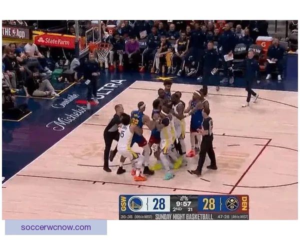 勇士掘金激烈冲突三人被吹技术犯规 小佩顿撞倒对手遭遇一级恶犯